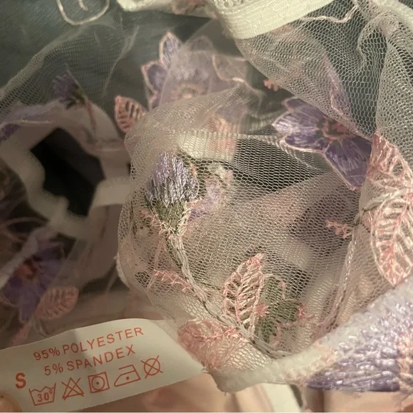 Pink Floral Embroidery Puff Sleeve Sweetheart Neck Top - Picture 8 of 10